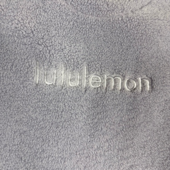 Lululemon Women's Textured Fleece Embroidered Logo T-Shirt Faint Lavender 2 - Picture 3 of 5